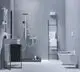 Waschtisch mit integrierter Armatur von Ideal Standard, ausgestattet mit einem quadratischen Becken, einer spülrandlosen Toilette und Handtüchern an einem Gestell in einem modernen Bad.